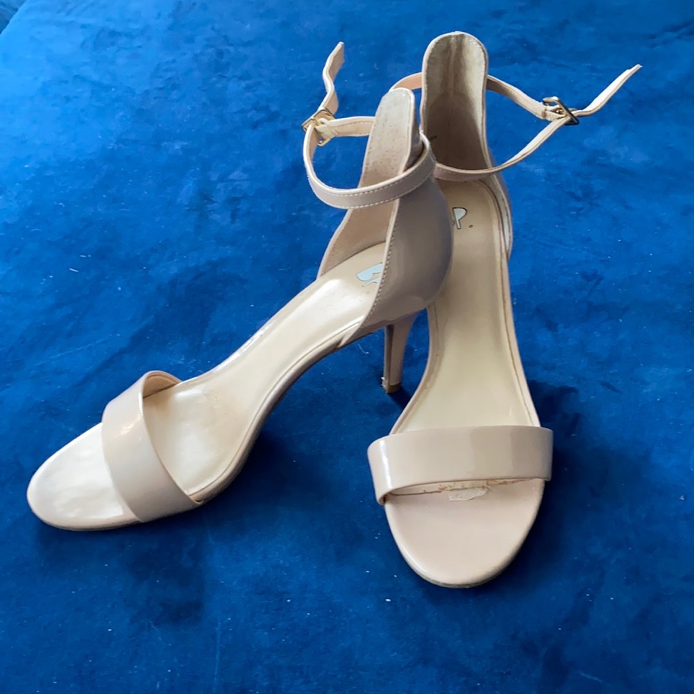 Strapping nude pumps